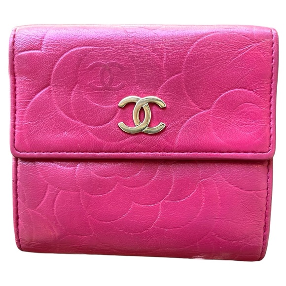CHANEL camellia wallet in pink with raspberry interior. Hologram in tact. Chain. - Picture 8 of 9